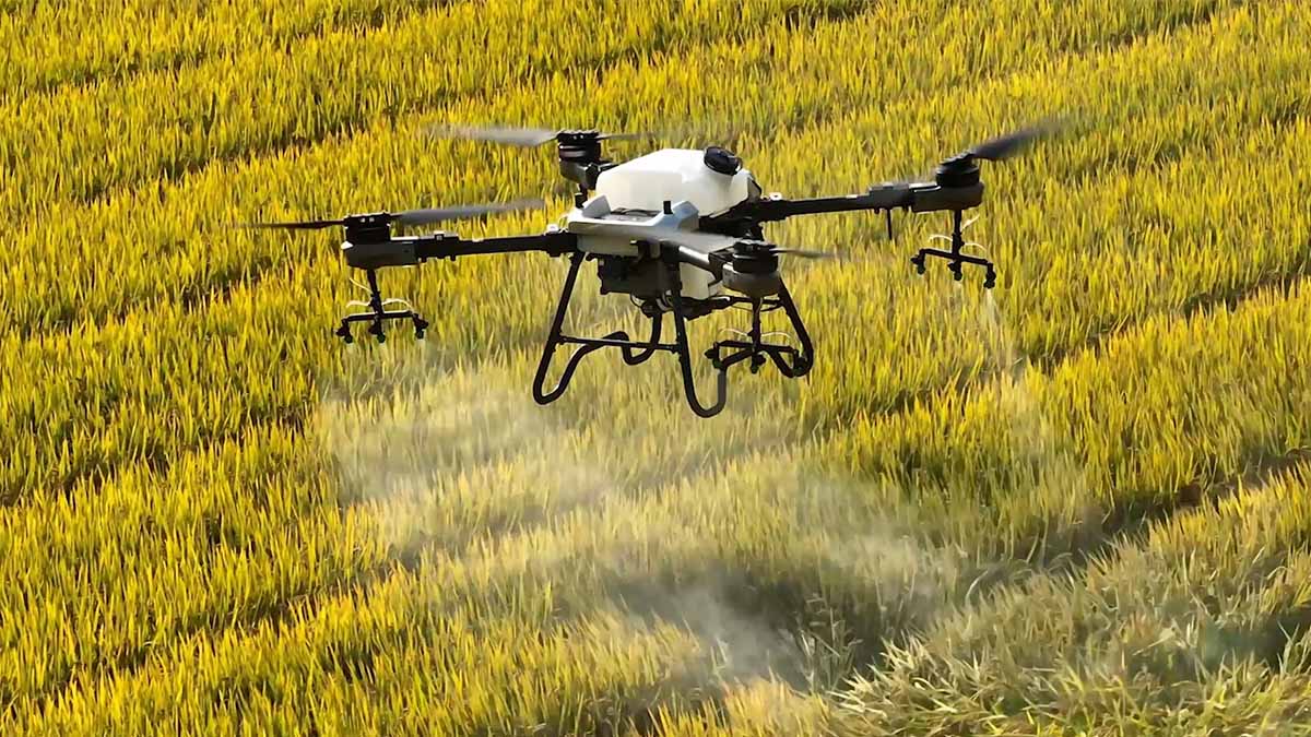 The TopXGun FP400 Agriculture Drone is equipped with dual or four wind-pressure centrifugal nozzles, ensuring even atomization with large flow. Its atomization range reaches 80μm~300μm, making it the perfect choice for your agriculture needs.