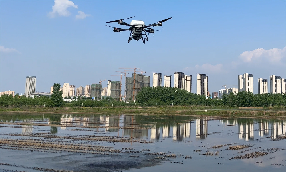 Melhorando a eficiência da criação de lagostins com o drone espalhador FP400