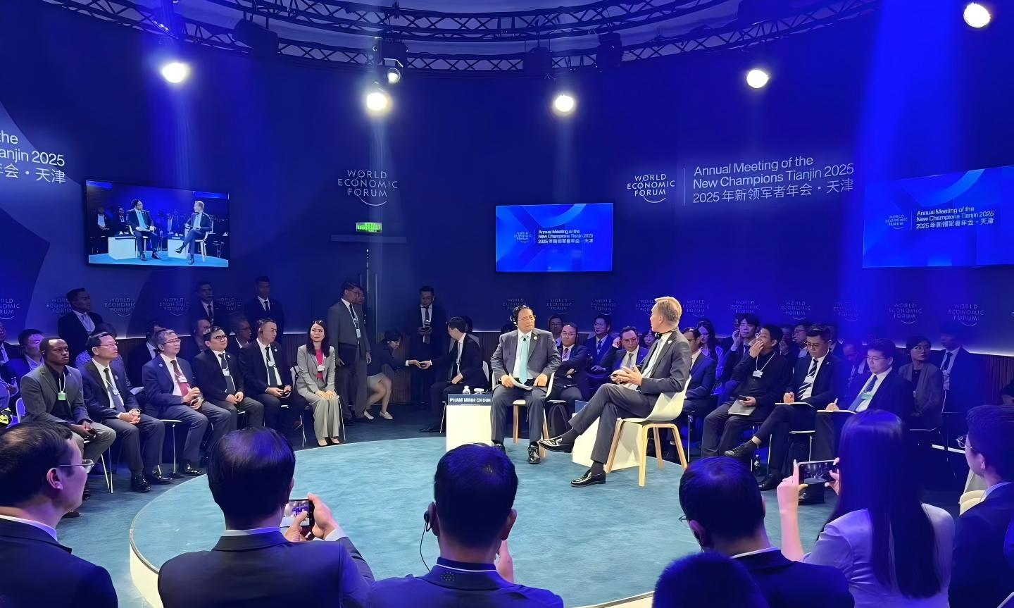 Zhang Yu, CEO da TopXGun Robotics, participa no Fórum de Davos de Verão 2025